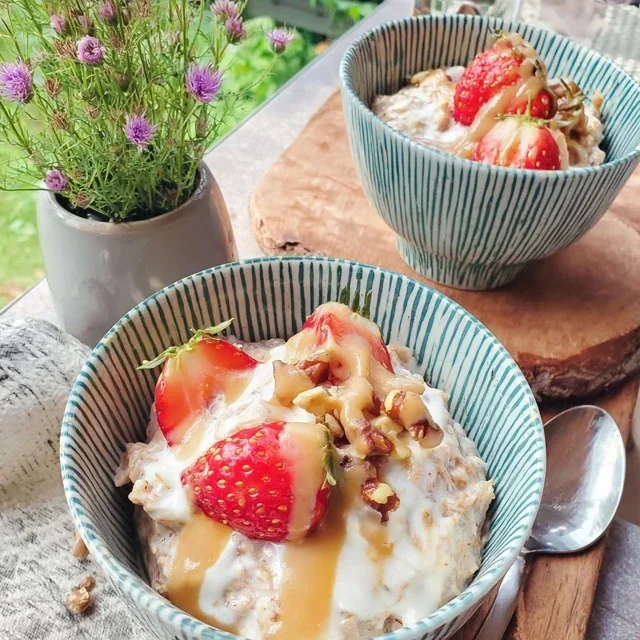 Overnight Oats with Strawberries and Flaxseed