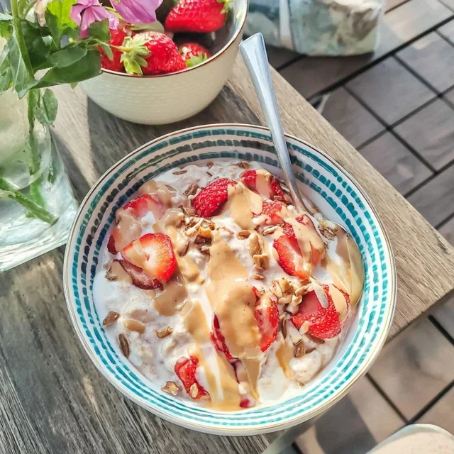 Overnight Oats with Strawberries and Flaxseed