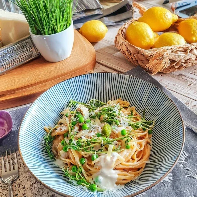 Pasta al Limone mit frischen Erbsen
