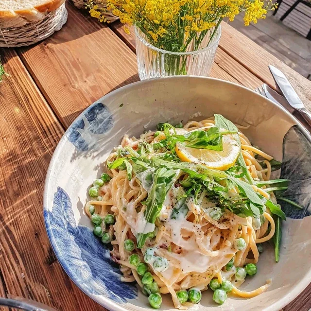 Pasta al Limone mit frischen Erbsen