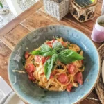 Pasta al Pomodoro mit frischem Basilikum