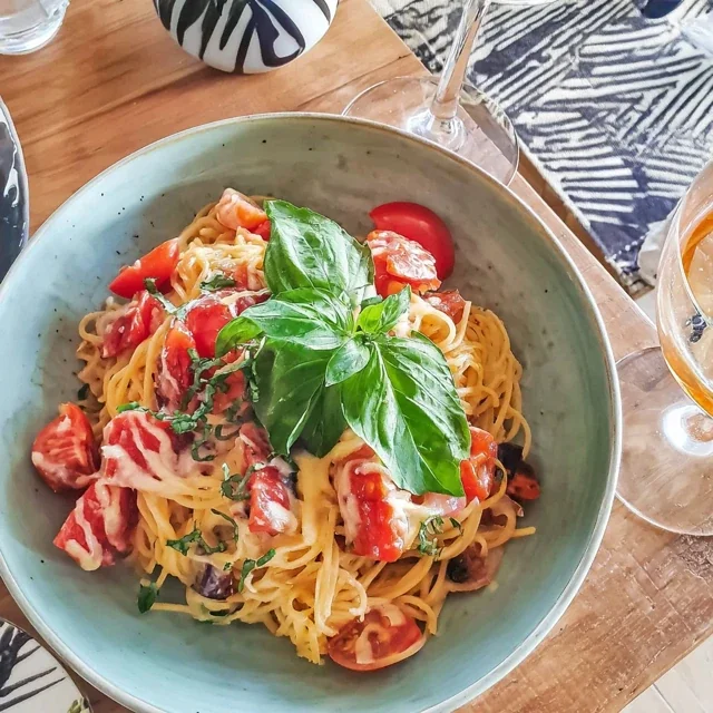 Pasta al Pomodoro mit frischem Basilikum