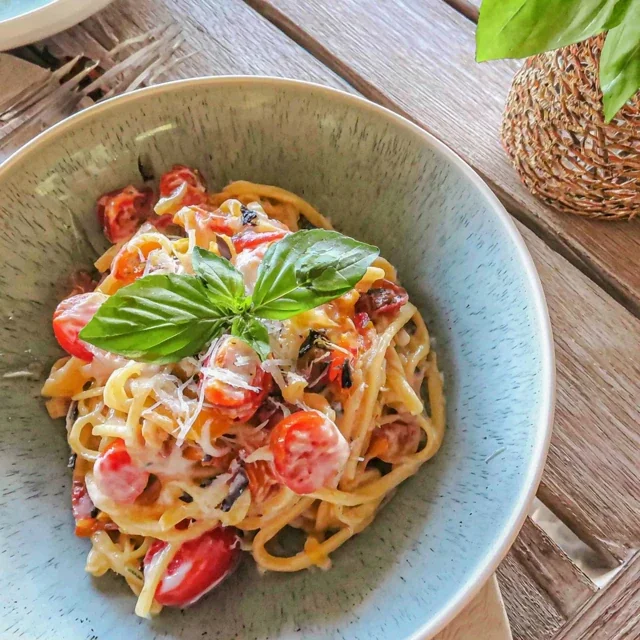 Pasta al Pomodoro mit frischem Basilikum