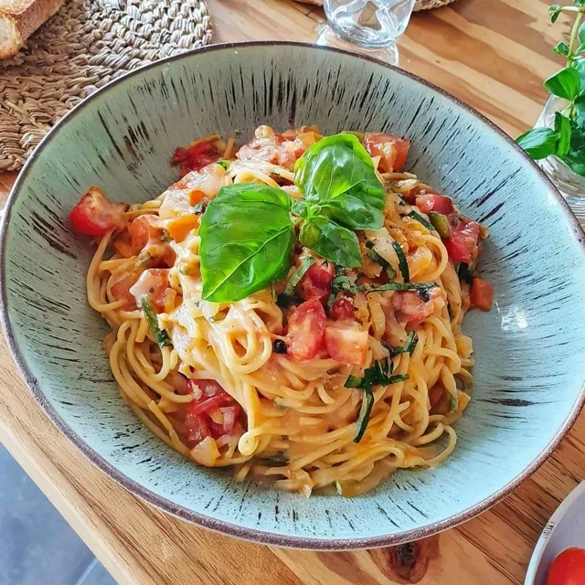 Pasta al Pomodoro mit frischem Basilikum