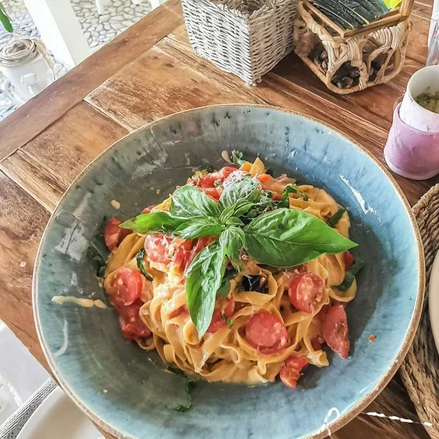 Pasta al Pomodoro mit frischem Basilikum