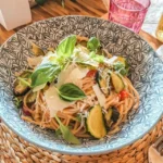 Pasta Primavera mit Zucchini und Zitrone