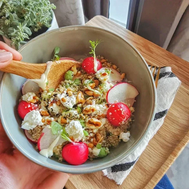 Quinoa-Bowl with radishes, peas and feta