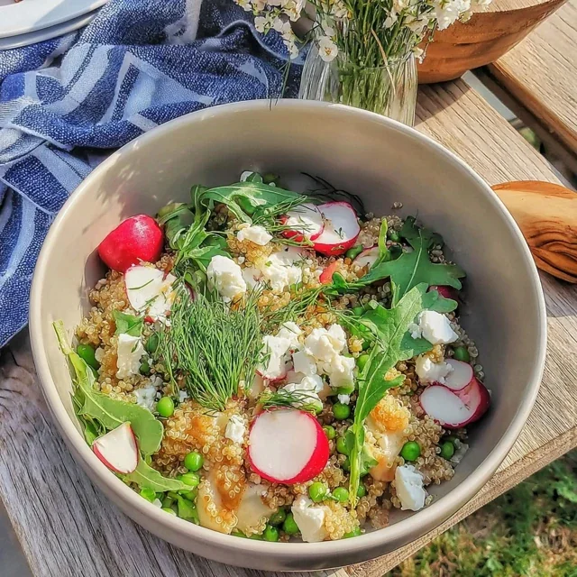Quinoa-Bowl with radishes, peas and feta