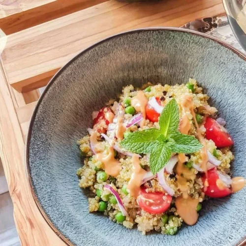 Quinoa-Salat mit Erbsen und frischer Minze, gesundes Rezept