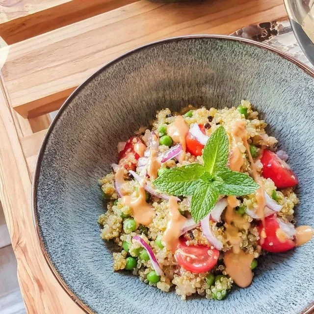 Quinoa-Salat mit Erbsen und Minze