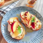 Ricotta-Brote mit Pfirsich und Honig