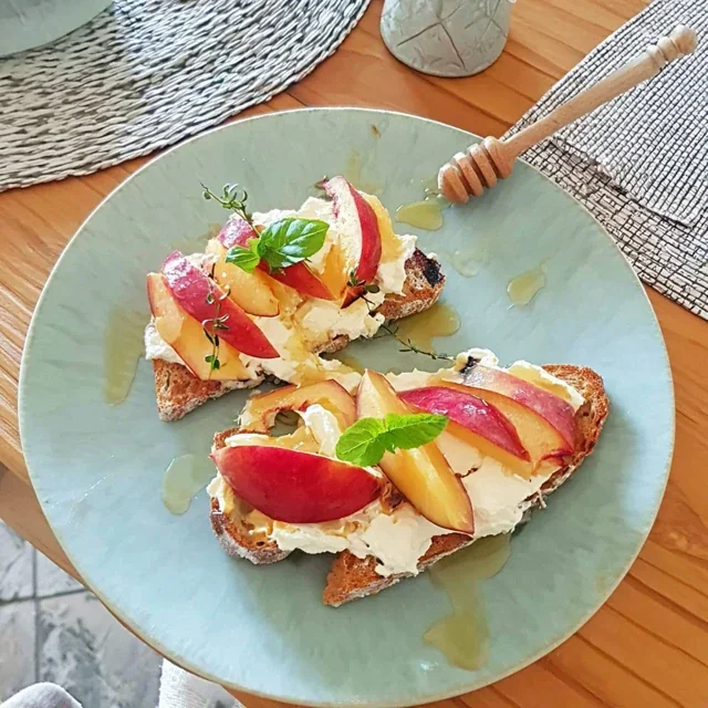 Ricotta-Brote mit Pfirsich und Honig