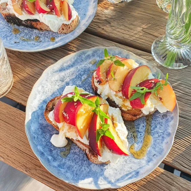 Ricotta-Brote mit Pfirsich und Honig