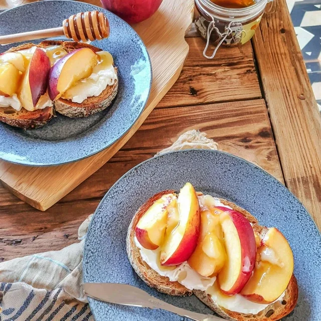 Ricotta-Brote mit Pfirsich und Honig