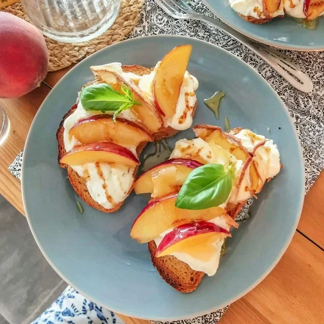 Ricotta-Brote mit Pfirsich und Honig