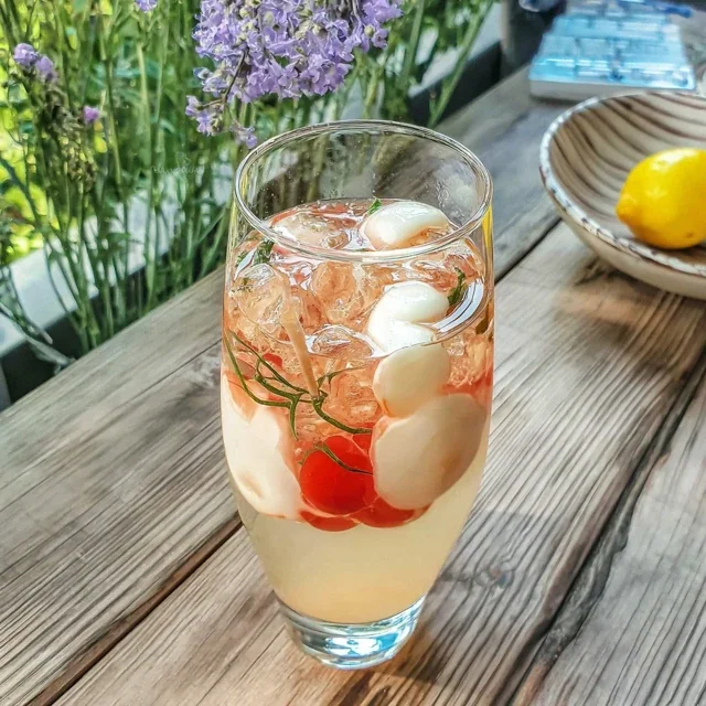 Rosen-Limonade mit Sprudelwasser