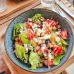 Salat mit gerösteten Kichererbsen, Tomaten und Feta