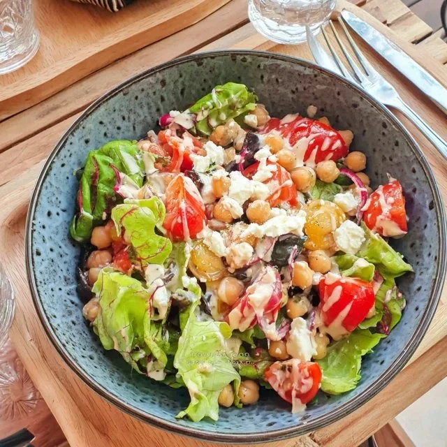 Salat mit gerösteten Kichererbsen, Tomaten und Feta