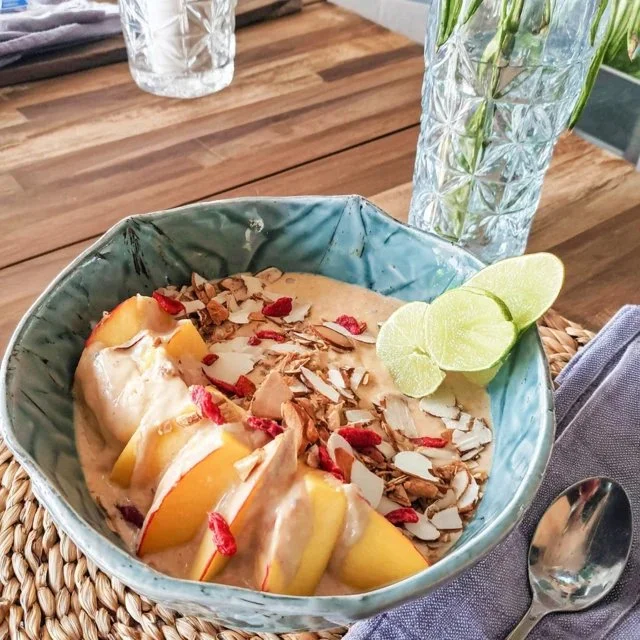 Smoothie-Bowl mit Mango, Banane und Chiasamen