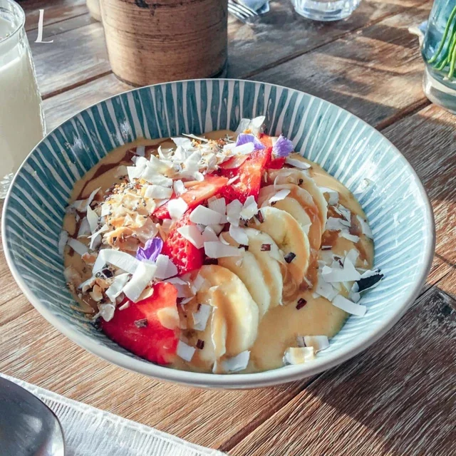 Smoothie-Bowl mit Mango, Banane und Chiasamen