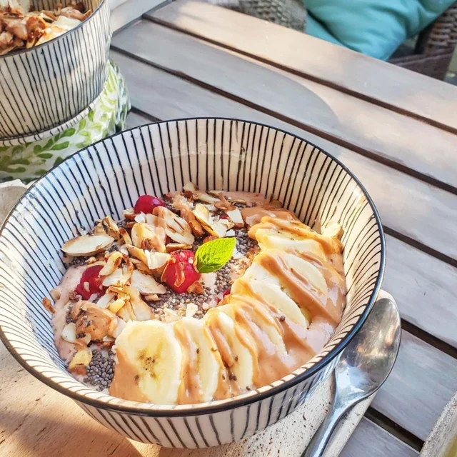 Smoothie-Bowl mit Mango, Banane und Chiasamen