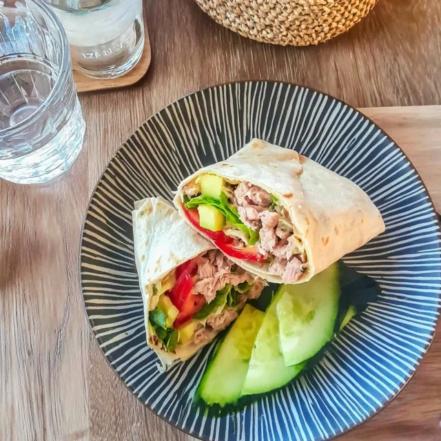 Thunfisch-Wrap mit Avocado und Gurke
