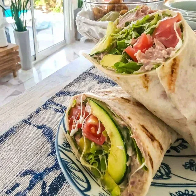 Thunfisch-Wrap mit Avocado und Gurke