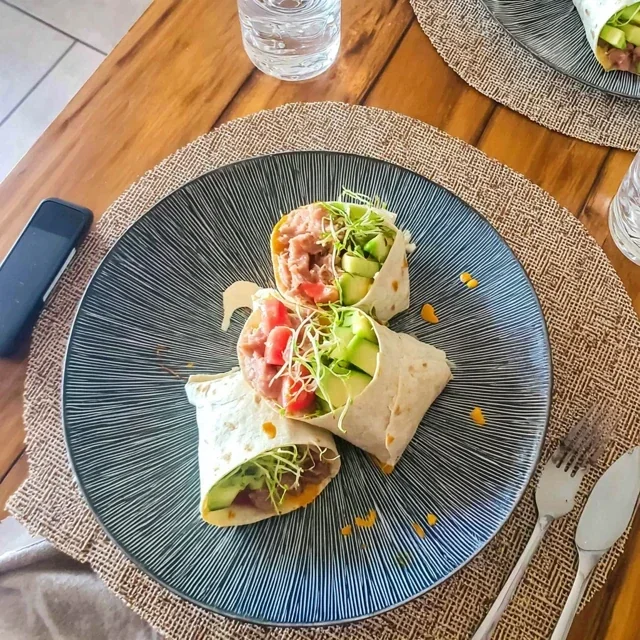 Thunfisch-Wrap mit Avocado und Gurke