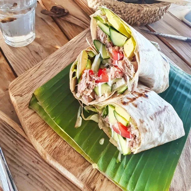 Thunfisch-Wrap mit Avocado und Gurke