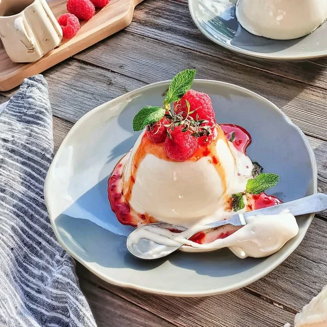 Vanille-Panna-Cotta mit Himbeercoulis