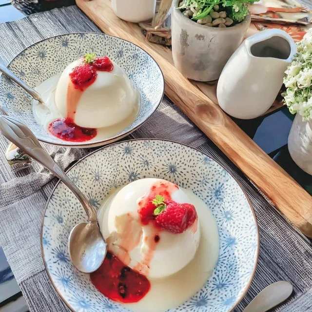 Vanille-Panna-Cotta mit Himbeercoulis