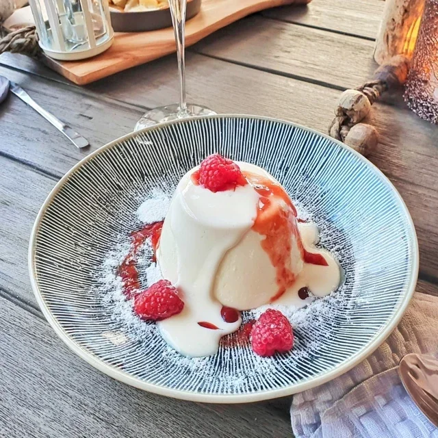 Vanille-Panna-Cotta mit Himbeercoulis