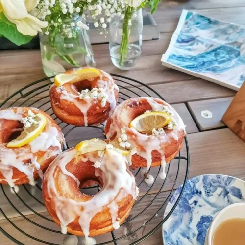 Zitronen-Berliner mit Vanillezucker auf einem Teller serviert