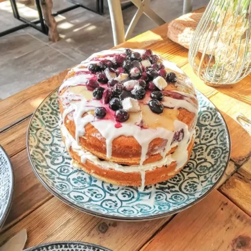 Zitronen-Blaubeer-Lebkuchen auf einem Teller mit frischen Beeren