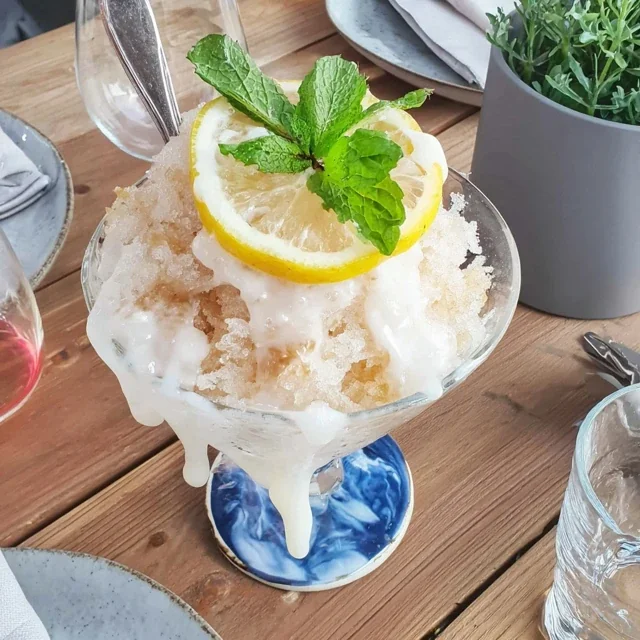 Zitronen-Granita mit frischer Minze